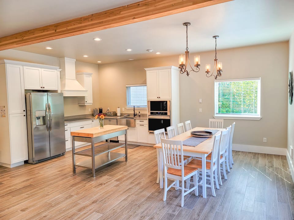Full kitchen with dining area that seats 10