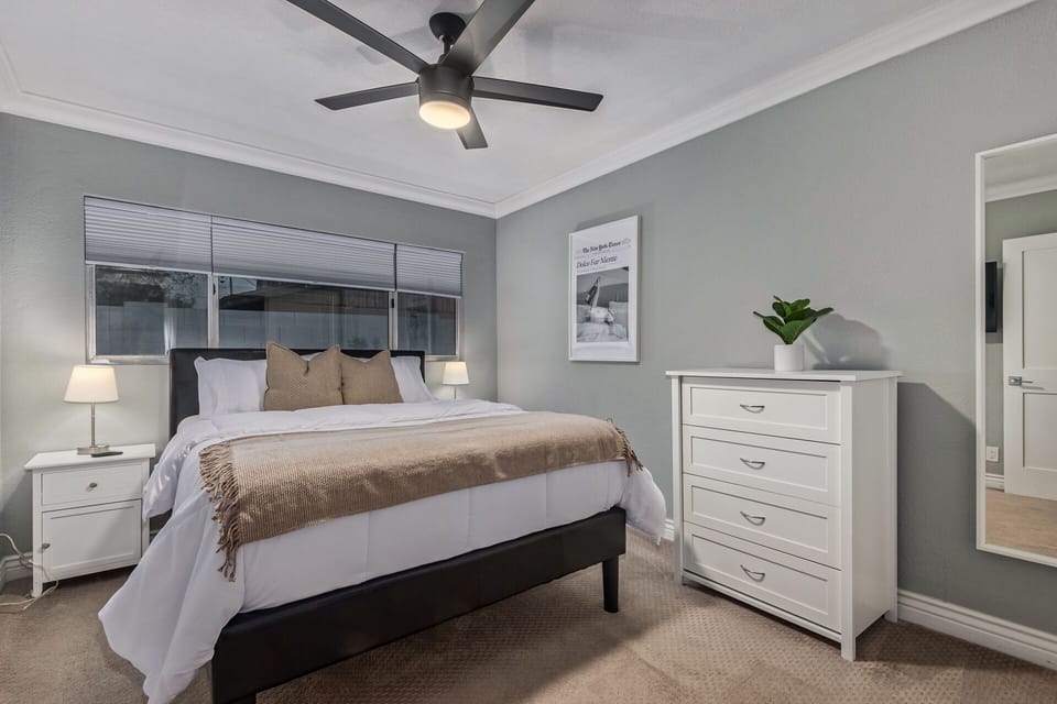 3rd Queen bedroom with super comfortable memory foam mattress, smart TV & blinds