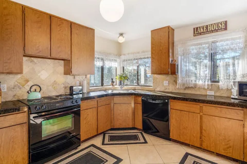 Cook sumptuous meals with this amazing kitchen and share them with your family.