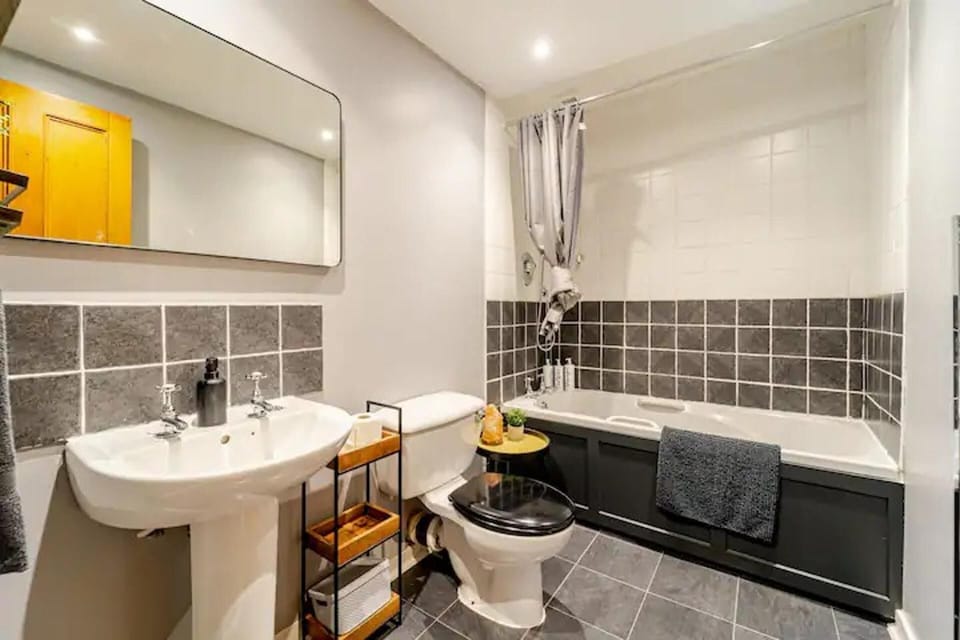Stylish City Centre Flat - King Bed - Near Station Apartment in Aberdeen