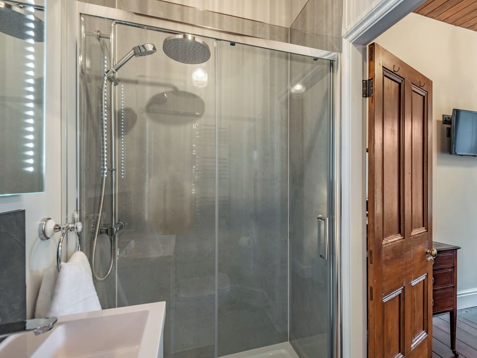 Shower room | Groudd Hall, Cerrigydrudion