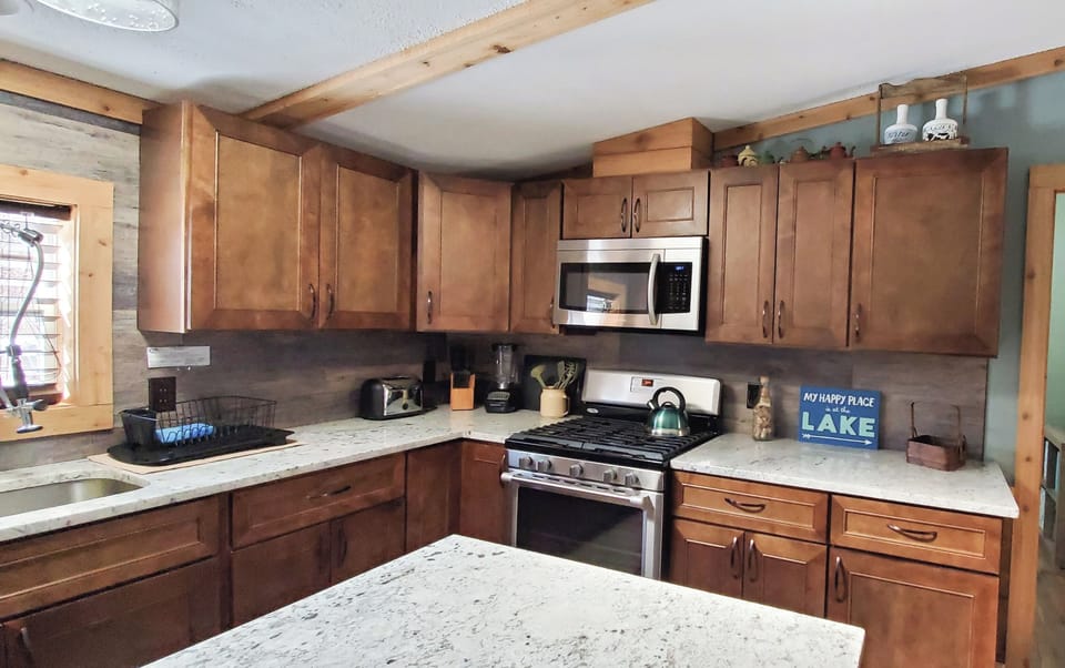 Gas Stove/Oven, Microwave, and Dishwasher 