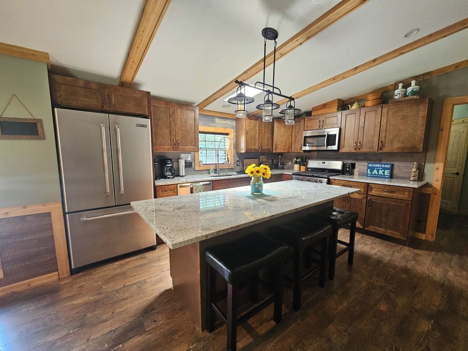 Large Island w/Seating, Large Refrigerator 