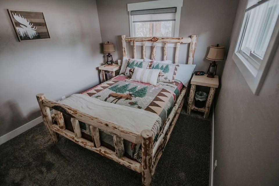 Bedroom 3- Queen bed and roll-away twin bed