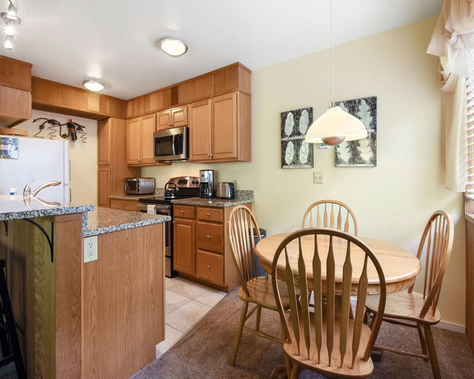 Townhome, 2 Queen Beds, Balcony, Mountain View (Cozy Retreat at the Kingswood Village) | Dining