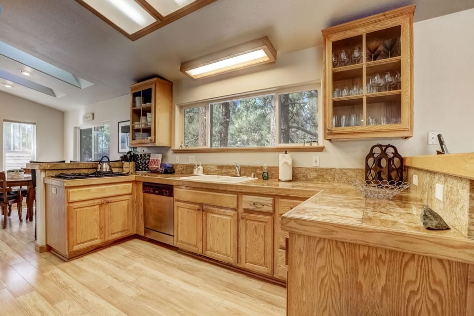House, Multiple Beds, Hot Tub, Mountain View (Montgomery Estates Bliss) | Private kitchen | Fridge, microwave, oven, stovetop