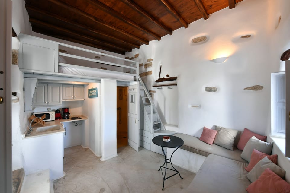 Deluxe Double Room | Living area | 32-inch TV with cable channels