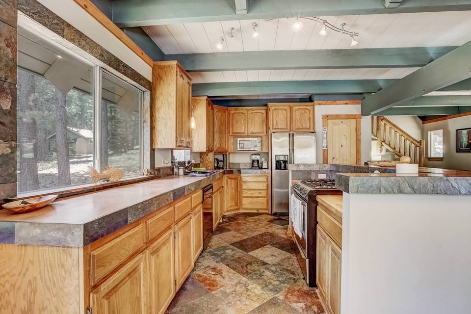House, Multiple Beds, Patio, Mountain View (Bear Pause) | Private kitchen | Coffee/tea maker, fridge, microwave, oven