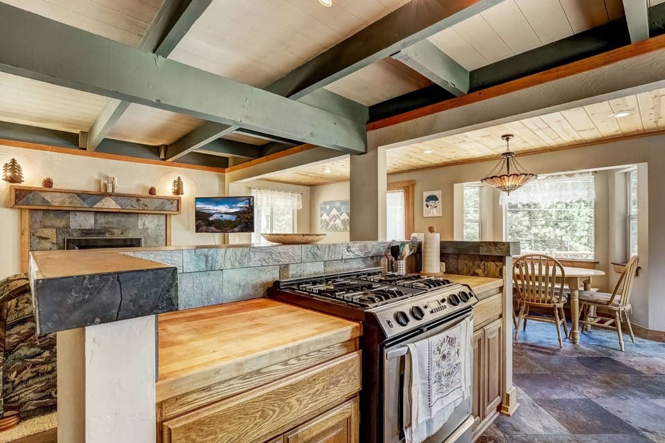 House, Multiple Beds, Patio, Mountain View (Bear Pause) | Private kitchen | Coffee/tea maker, fridge, microwave, oven