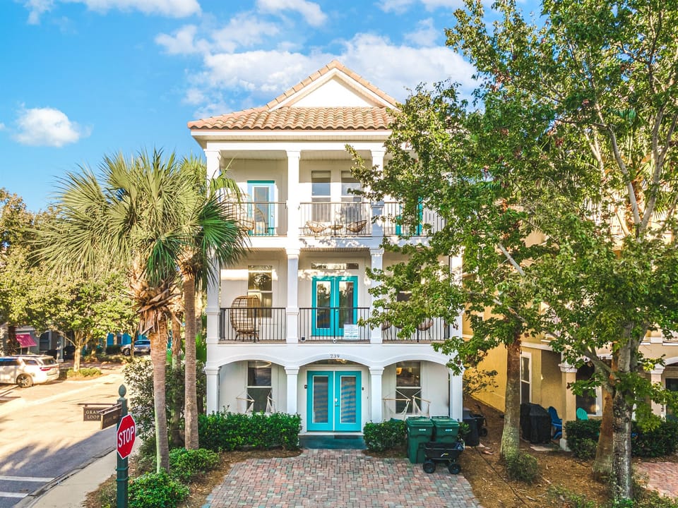 [Front] Driveway parking for 3 cars