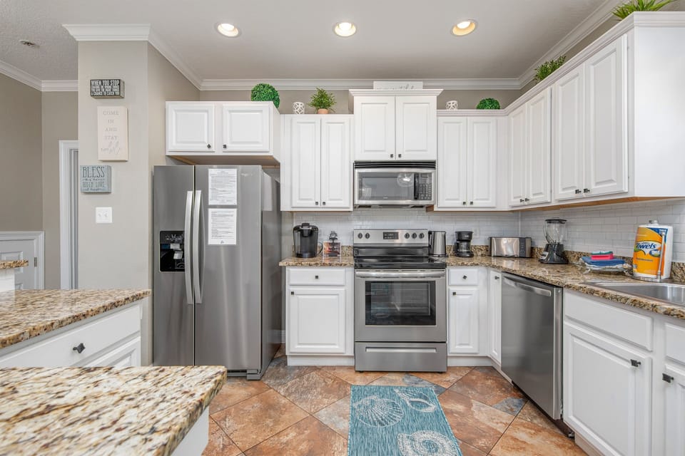 [Kitchen] Fully stocked & equipped