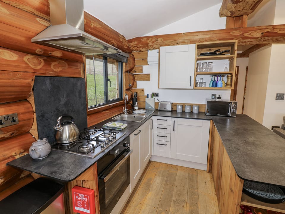 Cottage | Private kitchen | Fridge, microwave, electric kettle, toaster