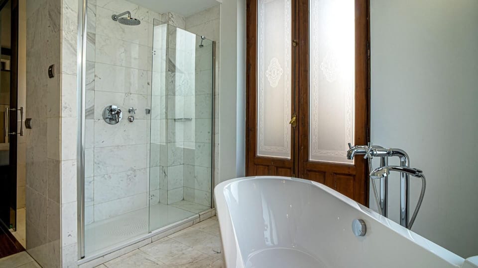 Superior Double Room | Bathroom | Hair dryer, towels