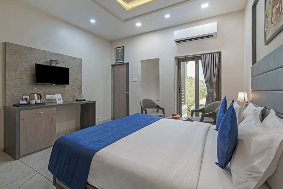 Classic Room with Balcony | Desk, bed sheets