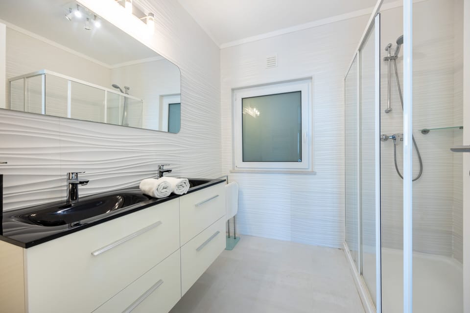 Master Bedroom En-Suite