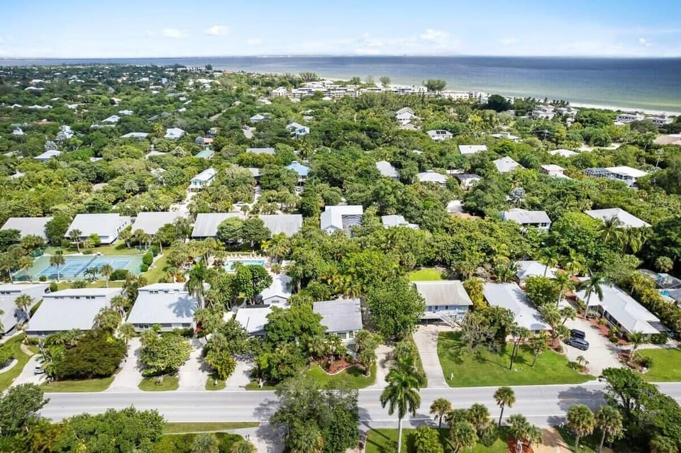 Located less than a 3-5 minute walk to the beach