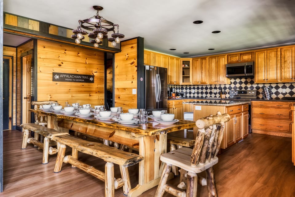 Stocked kitchen, log table seats 12–14 + more dining on the front deck