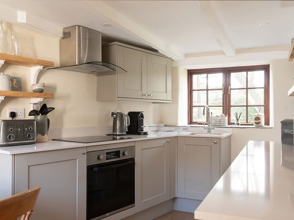 Cottage | Private kitchen | Fridge, microwave, toaster, cookware/dishes/utensils