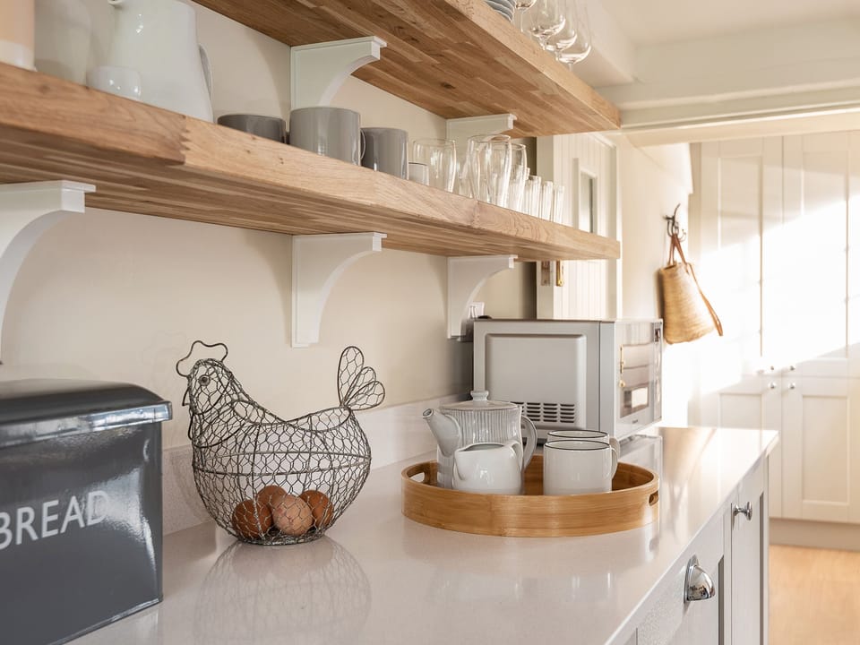 Cottage | Private kitchen | Fridge, microwave, toaster, cookware/dishes/utensils