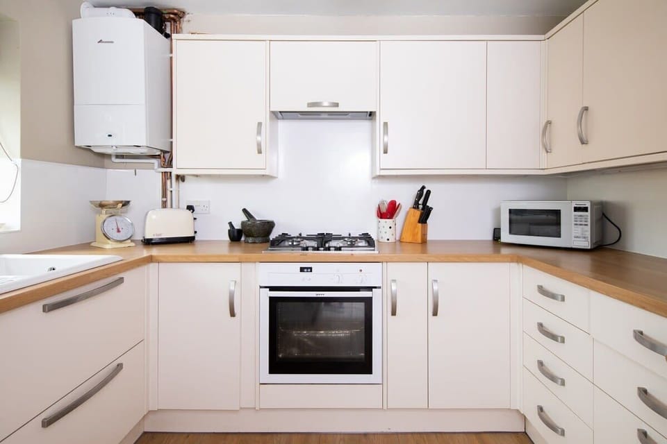The fully equipped kitchen has everything you need to cook meals and prepare picnics for your walks.