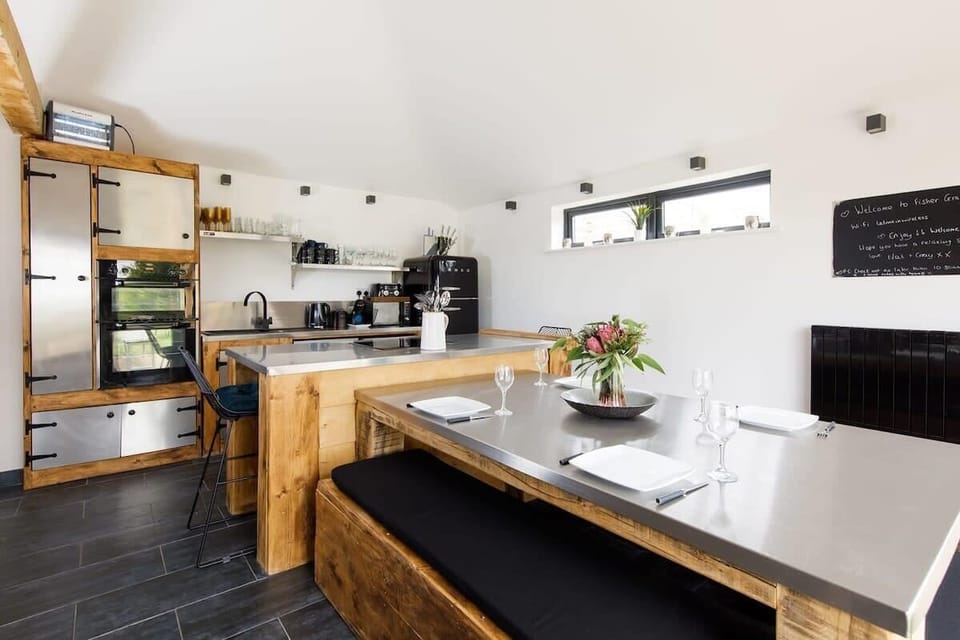Fully equipped kitchen and dining area.