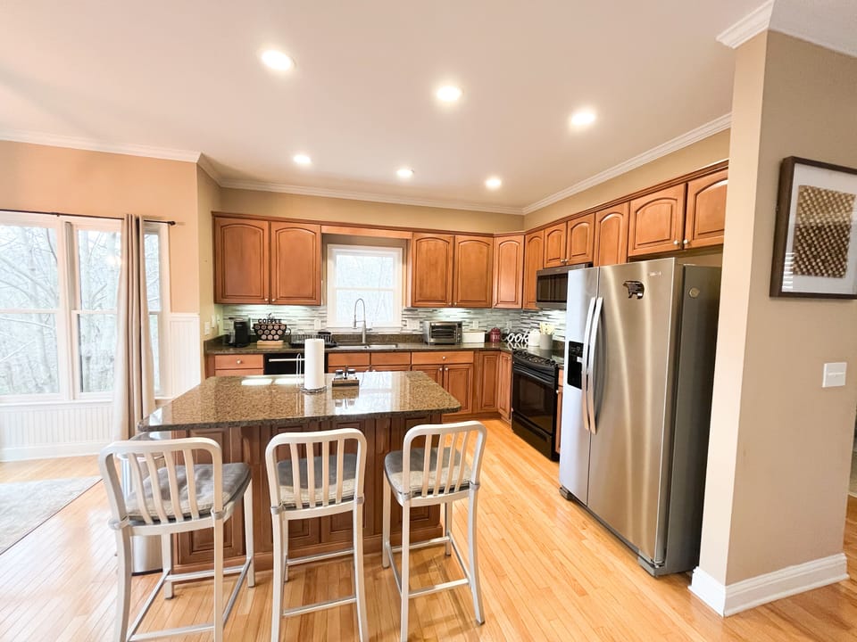 The open kitchen also has 3 bar stools 