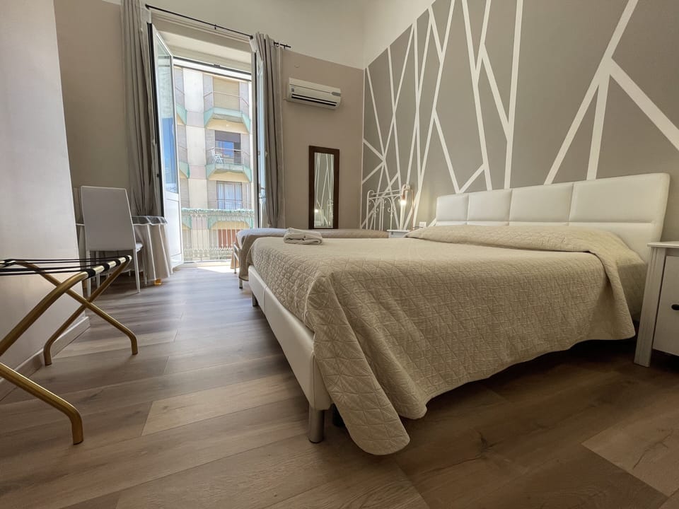 Premium bedding, pillowtop beds, desk, WiFi (free)