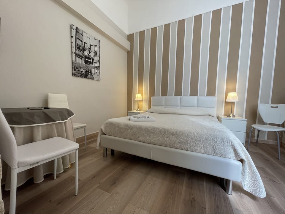 Premium bedding, pillowtop beds, desk, WiFi (free)
