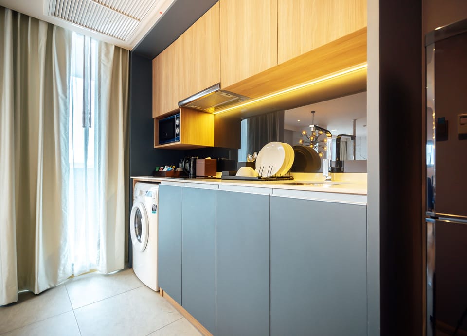 Luxury Room, 1 King Bed, Kitchenette | Private kitchen | Fridge, microwave, oven, electric kettle