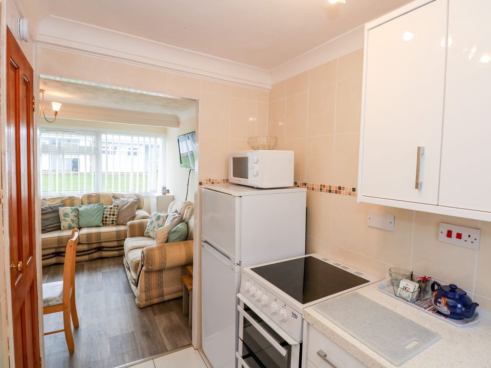 Cottage | Private kitchen | Fridge, microwave, electric kettle, toaster