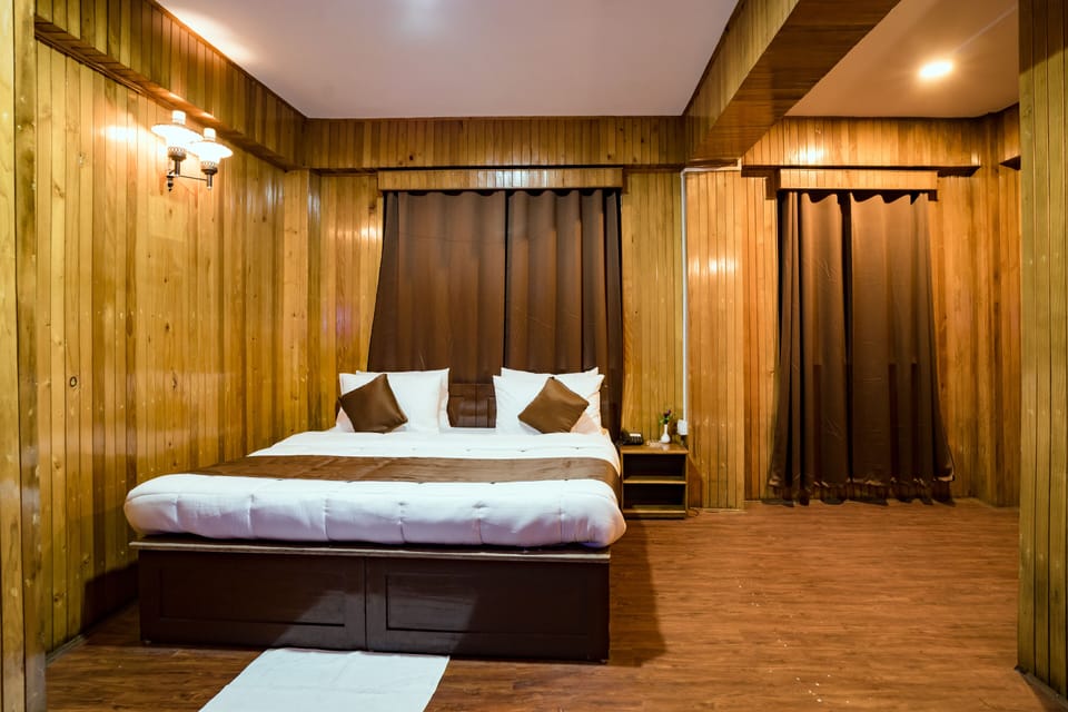 Classic Room | In-room safe, desk, laptop workspace, soundproofing