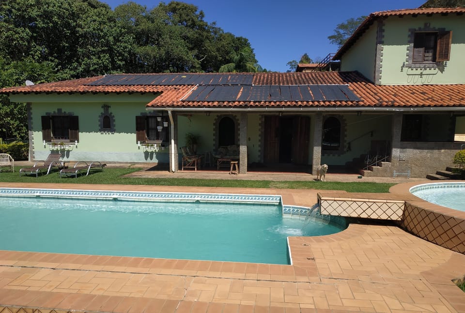 linda casa com sala de 100mts  na frente da piscina e do salão de festa.