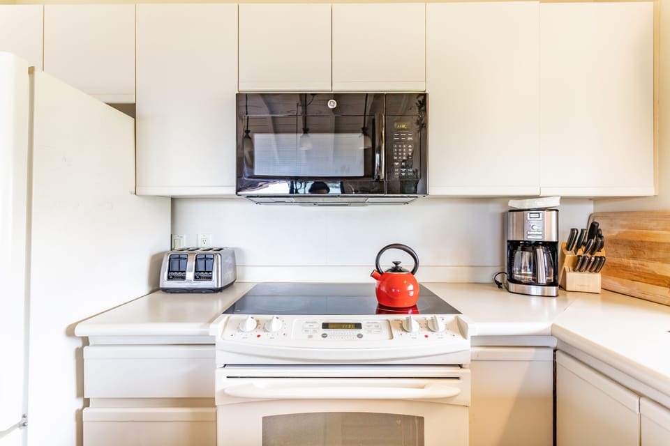 Your kitchen comes fully equipped with a stove, microwave, toaster, coffee maker, and all the essentials—ready for you to whip up meals or brew morning coffee in comfort.