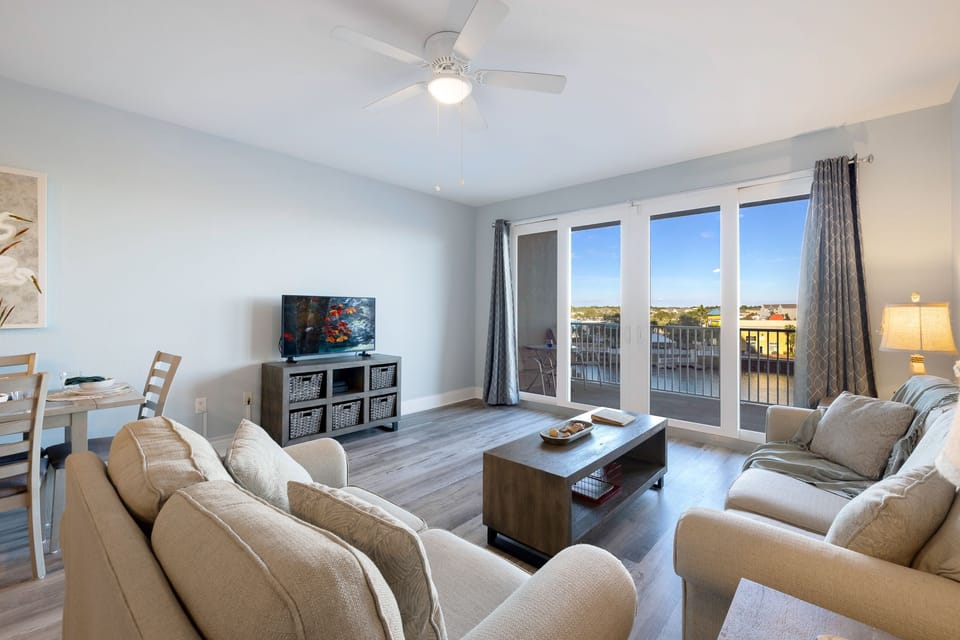 Welcome to " Serenity of PCB @ Laketown Wharf. This unit located on the 3rd floor is definitely, the place to be in PCB.