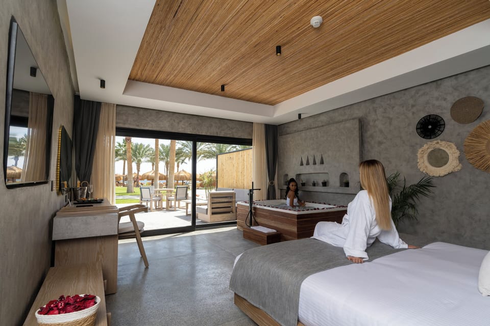 Executive Pool & Jacuzzi Suite (Posh Club) | Free minibar items, in-room safe, individually decorated