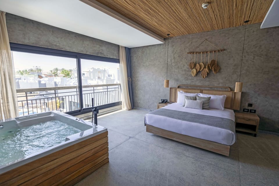 Executive Jacuzzi Suite (Posh Club) | Free minibar items, in-room safe, individually decorated