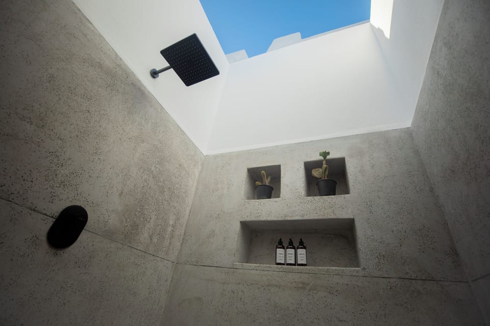Tucana Pool Suite (Posh Club) | Bathroom | Shower, free toiletries, hair dryer, bathrobes