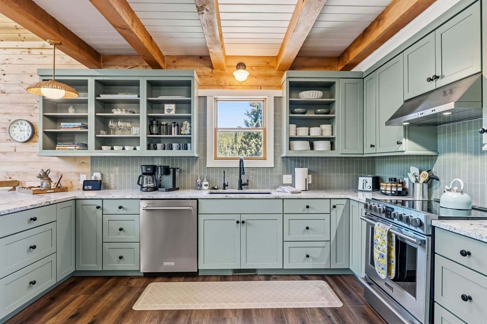 Fully Equipped Kitchen – Complete with modern appliances, cookware, and kitchen essentials for everything from quick breakfasts to holiday feasts.