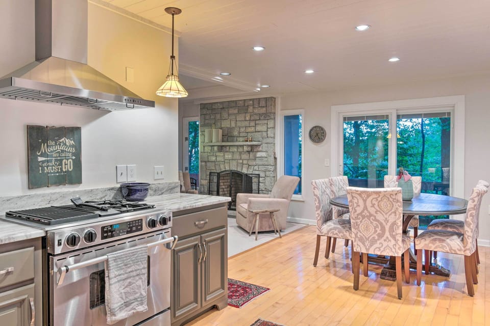 Kitchen & Dining Area