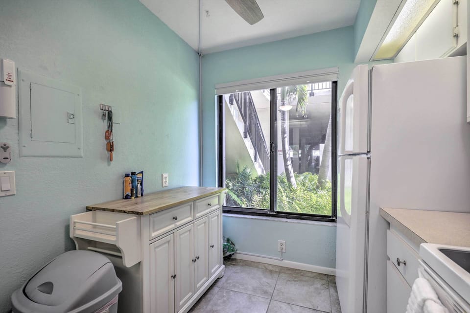 Kitchen | Trash Bags & Paper Towels Provided