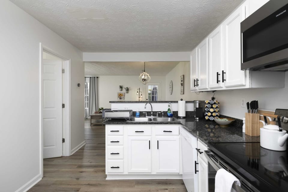 It has all the essential you need for food preparation. Preparing meals would always feel like home.