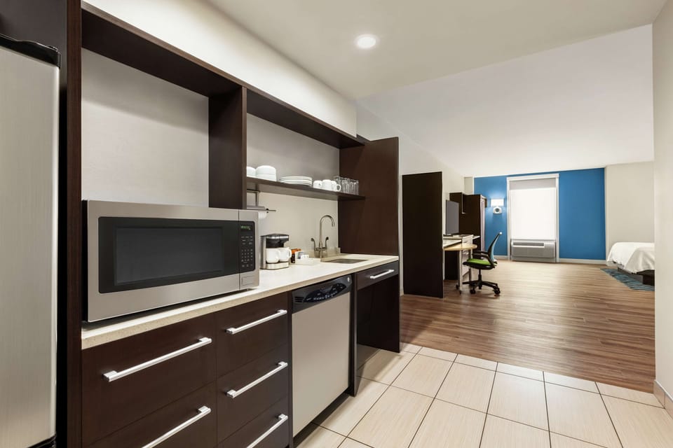 Suite, 1 King Bed, Accessible, Non Smoking | Hypo-allergenic bedding available, in-room safe, laptop workspace