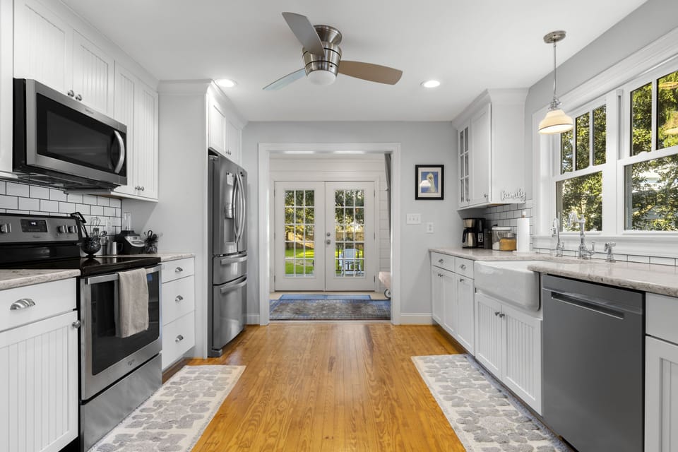 Granite countertops & stainless appliances 