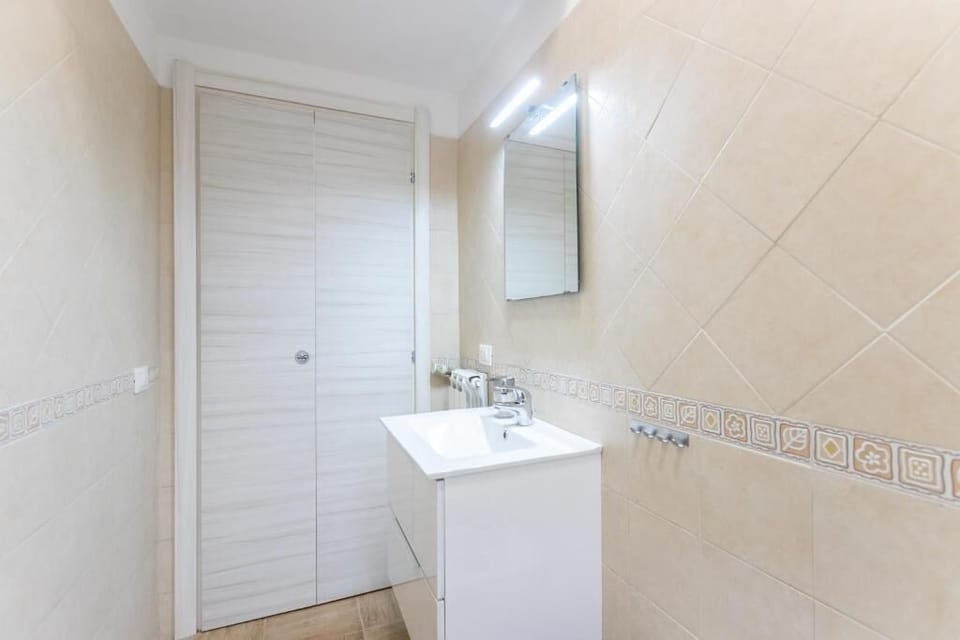 Deluxe Apartment, 1 Bedroom | Bathroom | Shower, rainfall showerhead, bidet, towels