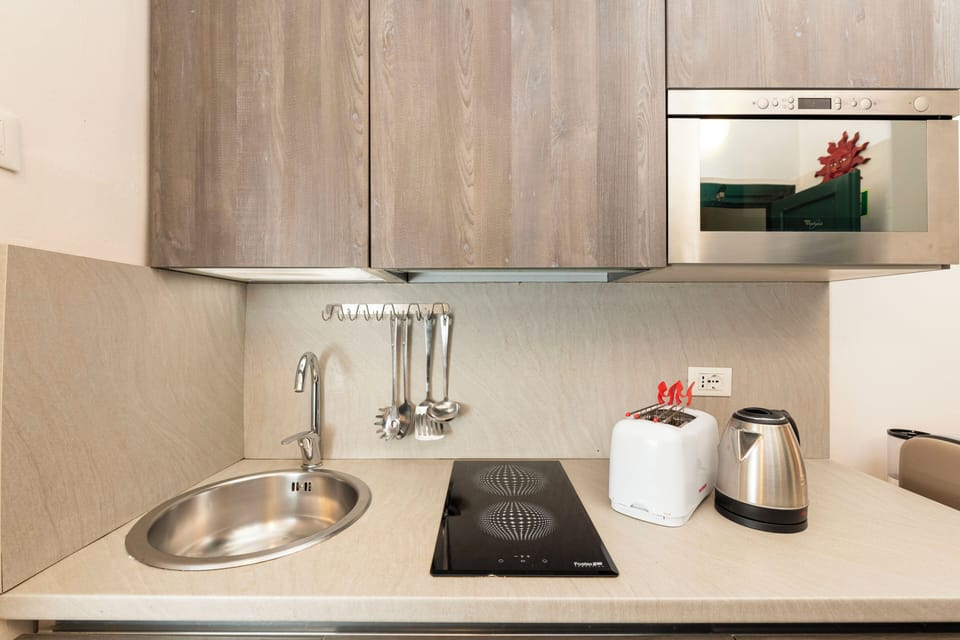 Deluxe Apartment | Private kitchenette | Full-size fridge, microwave, stovetop, coffee/tea maker
