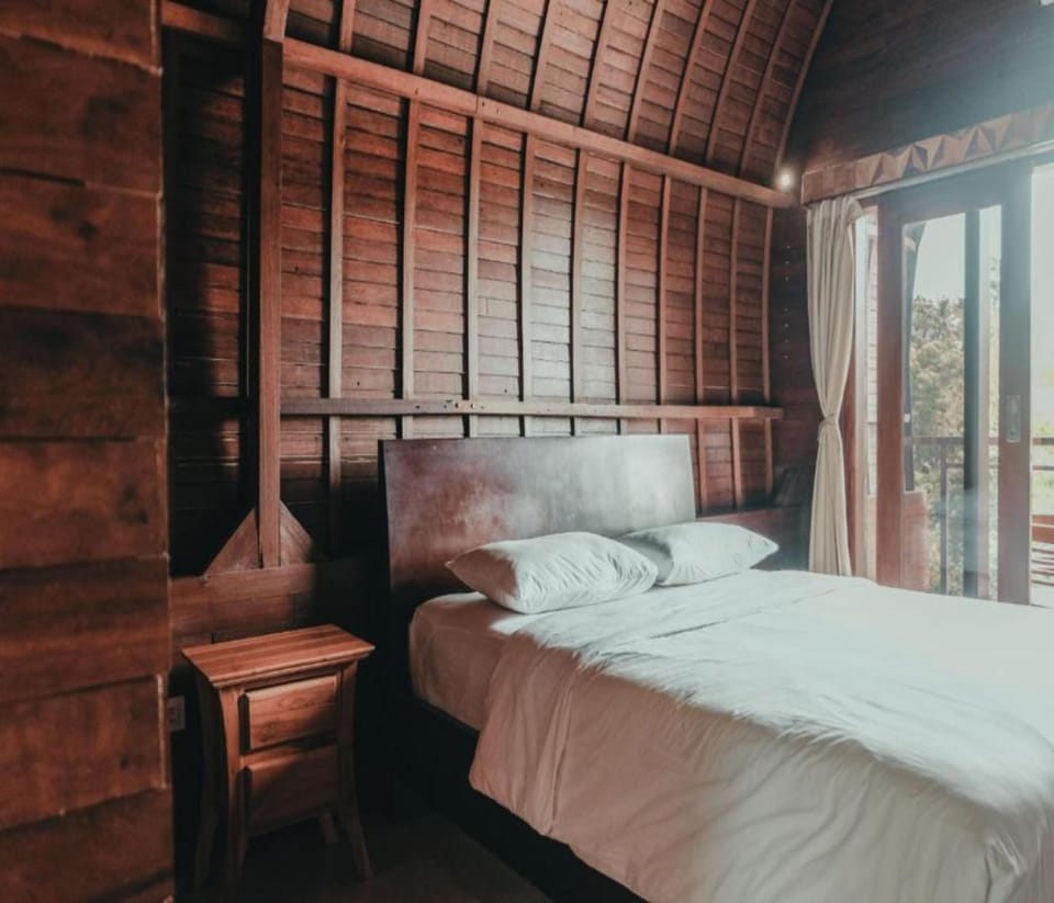 Wooden Suite Room | Desk, free WiFi, bed sheets