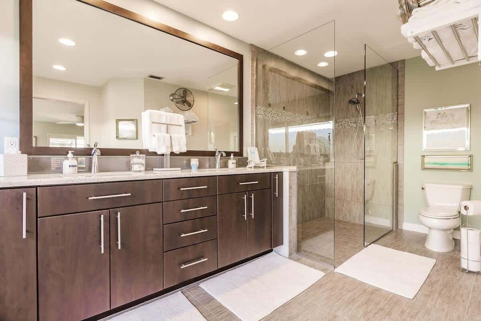 Amazing master bath with walk in shower 