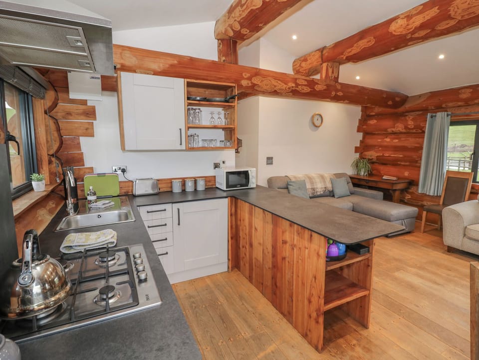 Cottage | Private kitchen | Fridge, electric kettle, toaster, cookware/dishes/utensils