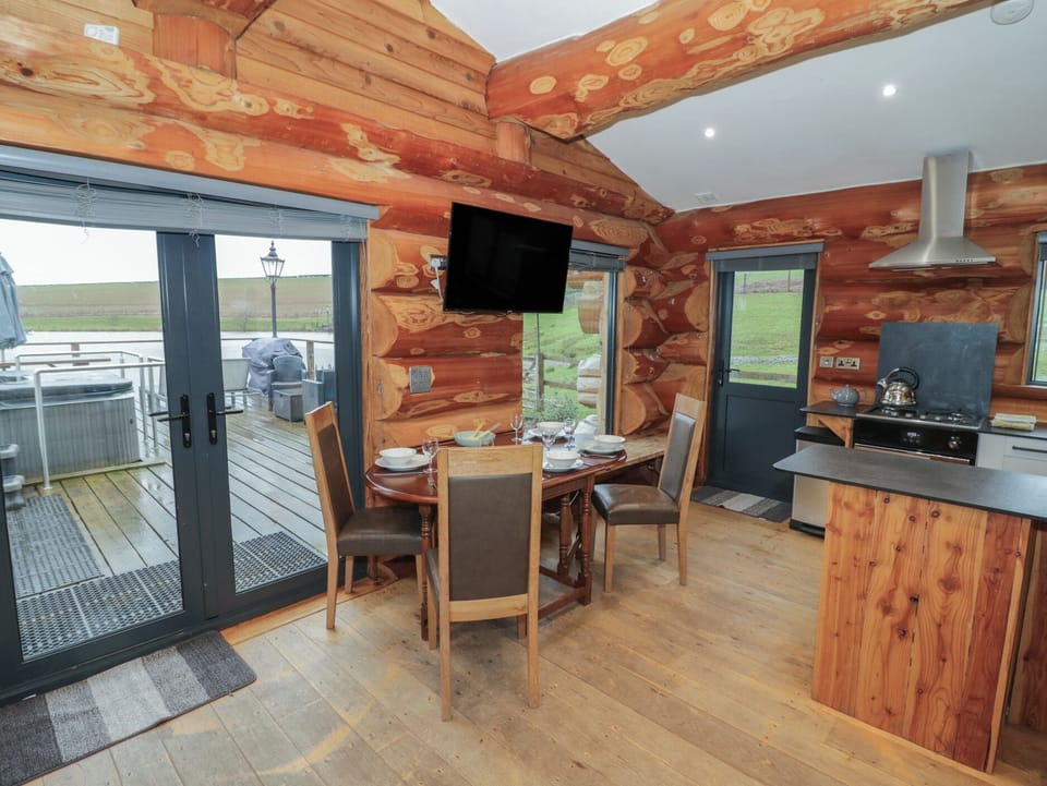 Cottage | Dining