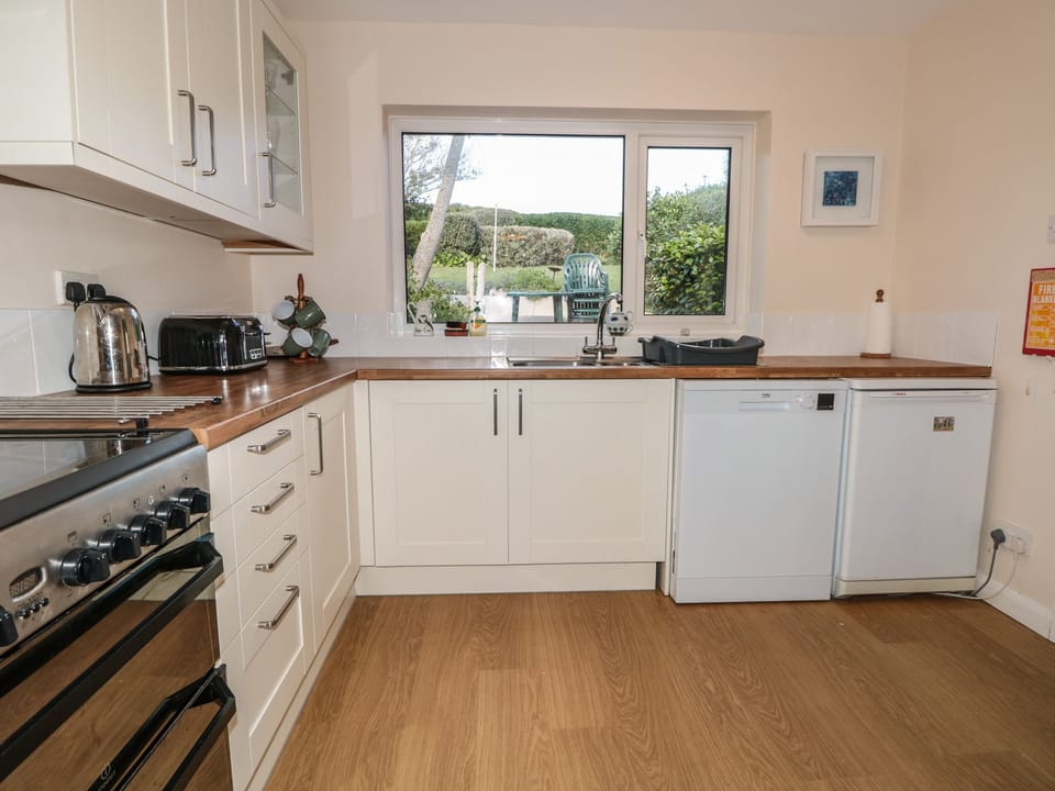 Cottage | Private kitchen | Fridge, microwave, dishwasher, electric kettle